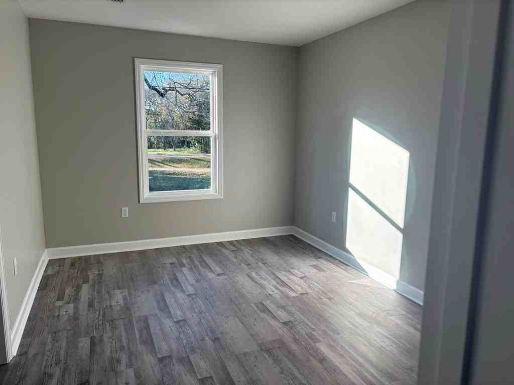 533 Lawrence St - Photo 7 of 13