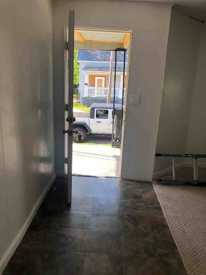 607 E Newton St - Photo 3 of 9