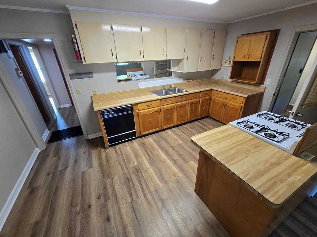 131 Hedstrom Dr - Photo 4 of 12
