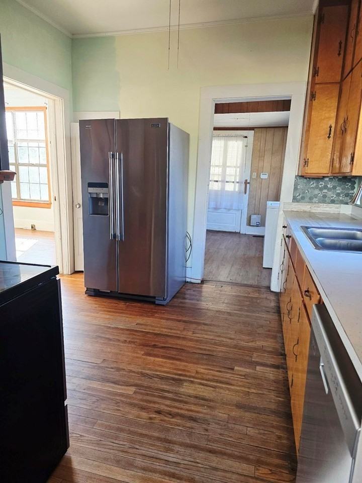 566 Newton Ave - Photo 6 of 17