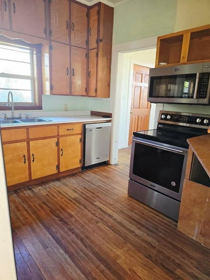 566 Newton Ave - Photo 7 of 17