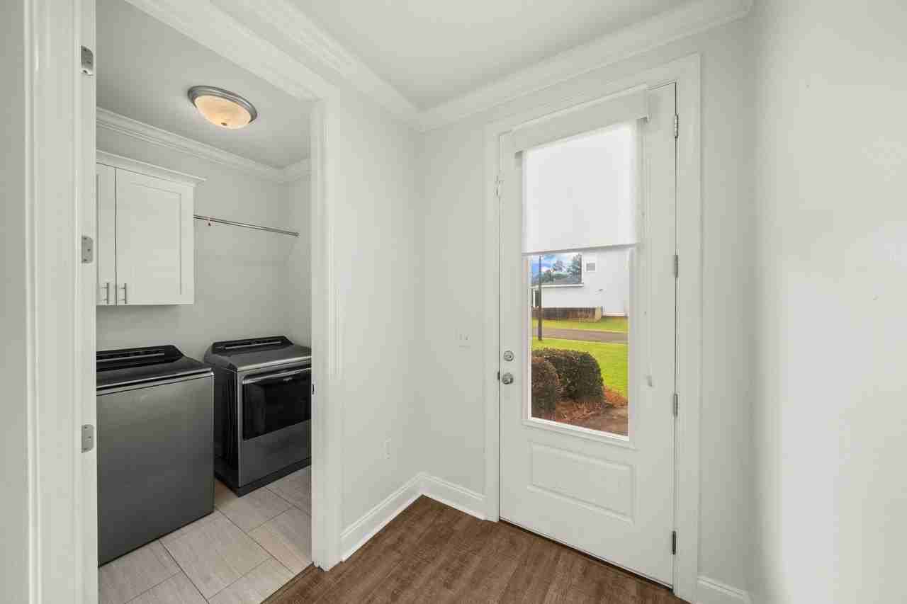 52 Chapman St - Photo 5 of 47
