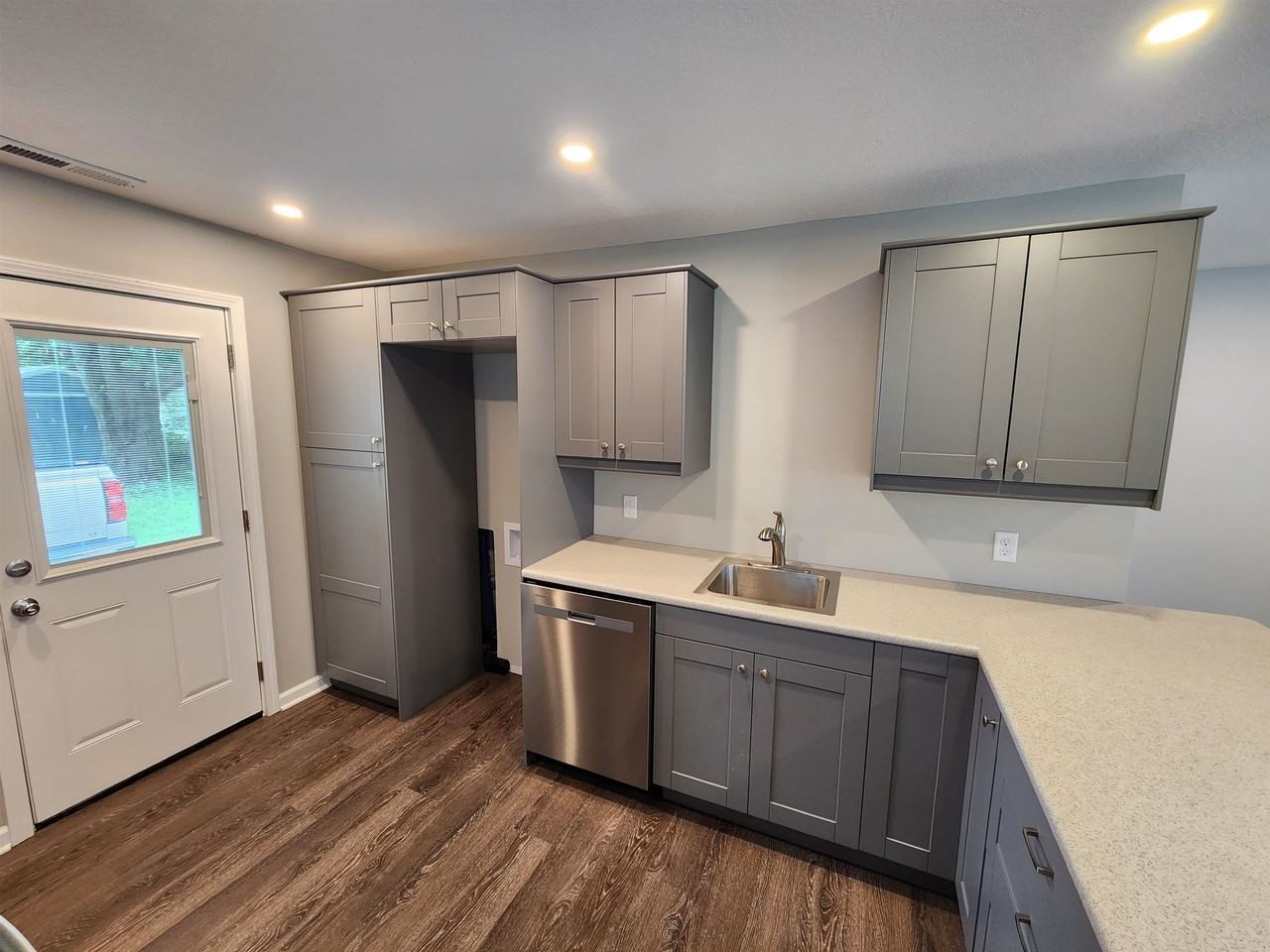 424 Nussbaum Ave - Photo 5 of 32