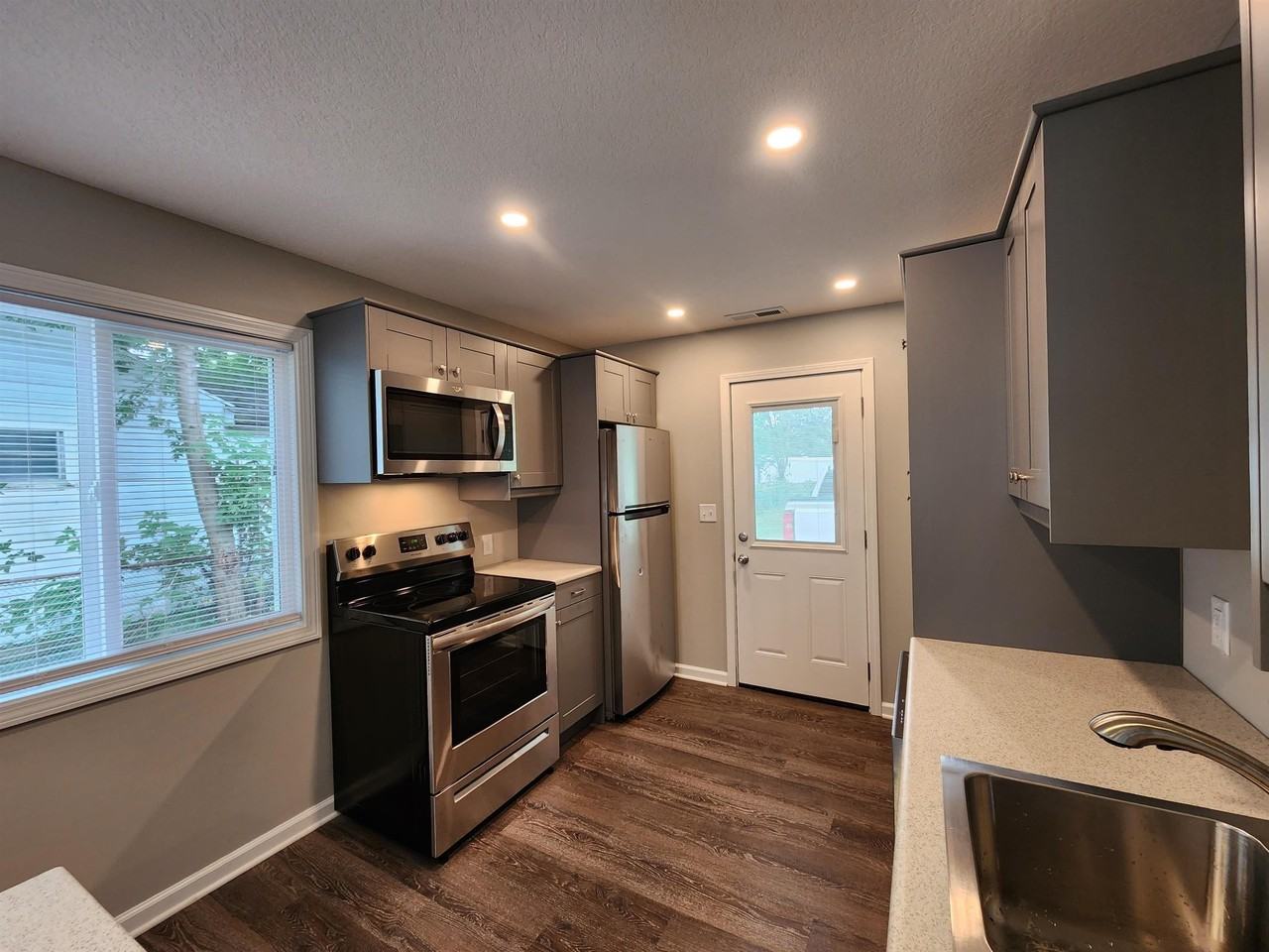424 Nussbaum Ave - Photo 6 of 32