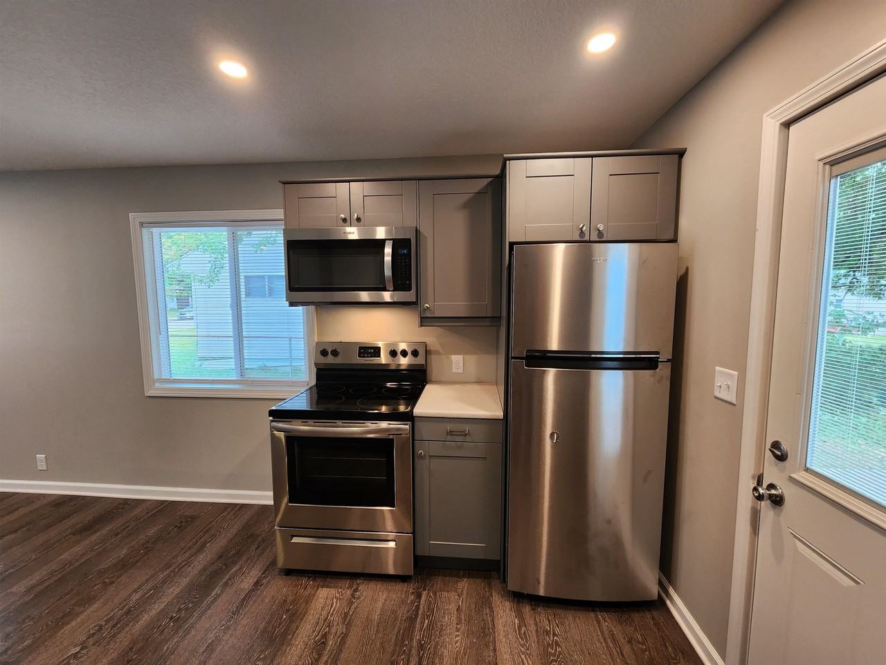 424 Nussbaum Ave - Photo 7 of 32