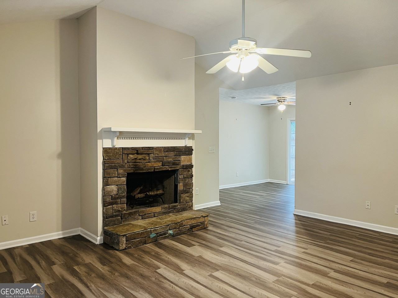 108 Philmont Ct - Photo 4 of 32