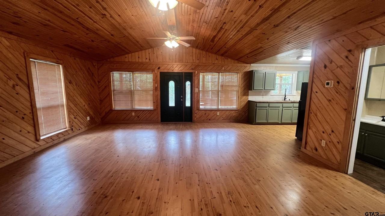22712 Creekwood Dr - Photo 3 of 13
