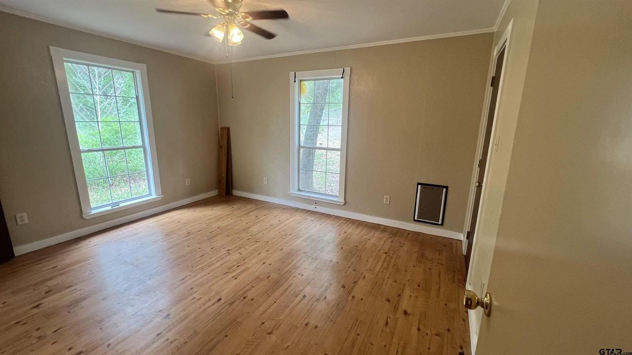 22712 Creekwood Dr - Photo 4 of 13