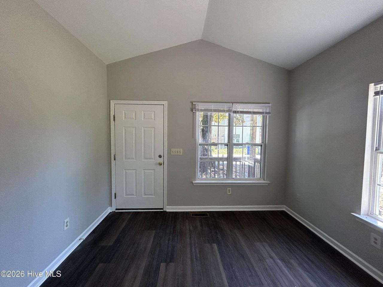433 Evans St - Photo 4 of 13