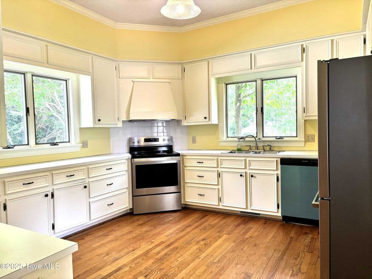 3549 N Main St - Photo 2 of 17