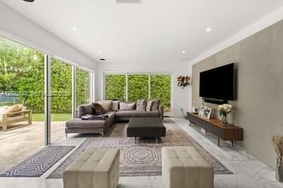 721 Bird Rd - Photo 4 of 26
