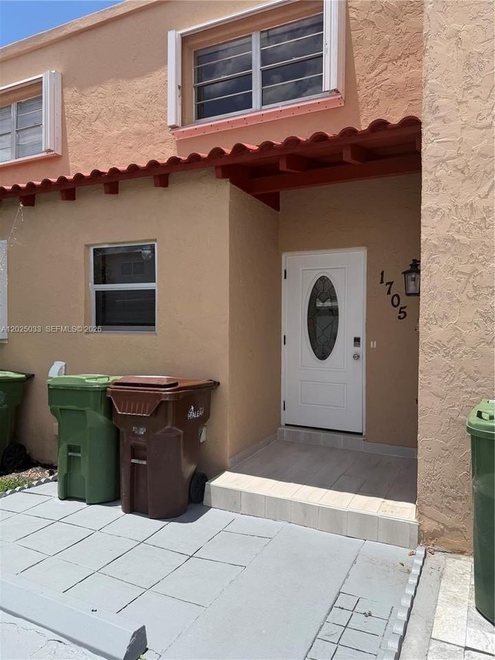 1705 W 57th St #506 - Photo 2 of 43