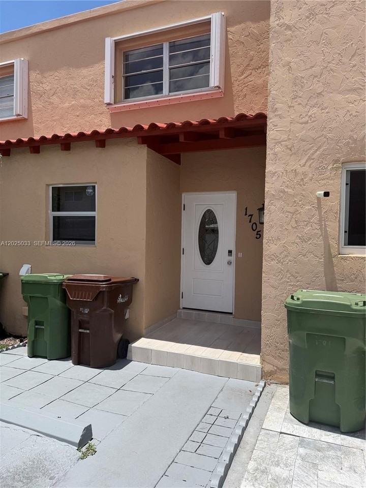 1705 W 57th St #506 - Photo 3 of 43