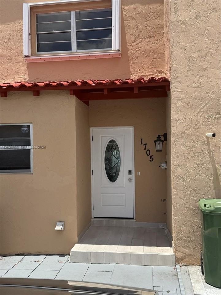 1705 W 57th St #506 - Photo 4 of 43