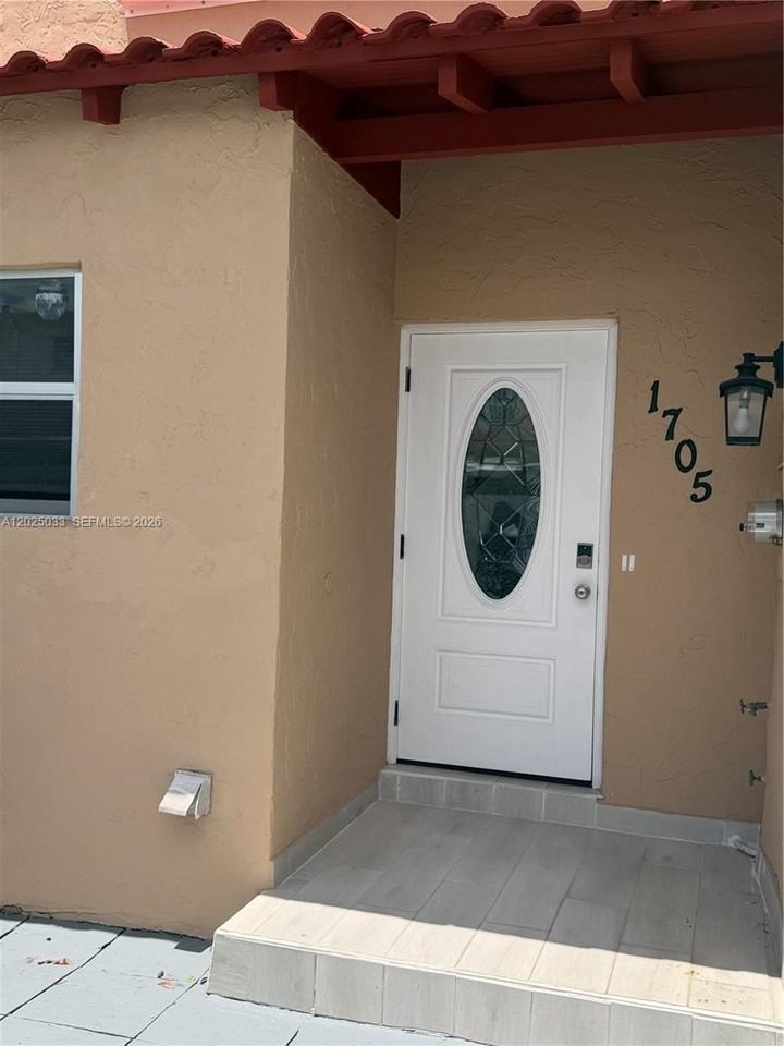 1705 W 57th St #506 - Photo 5 of 43