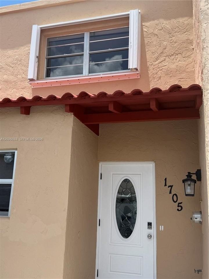 1705 W 57th St #506 - Photo 6 of 43