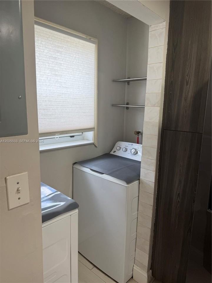 1705 W 57th St #506 - Photo 7 of 43