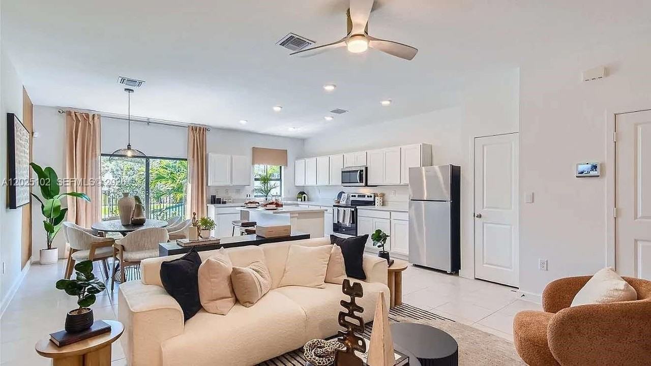 876 Nw 3rd Way - Photo 2 of 28