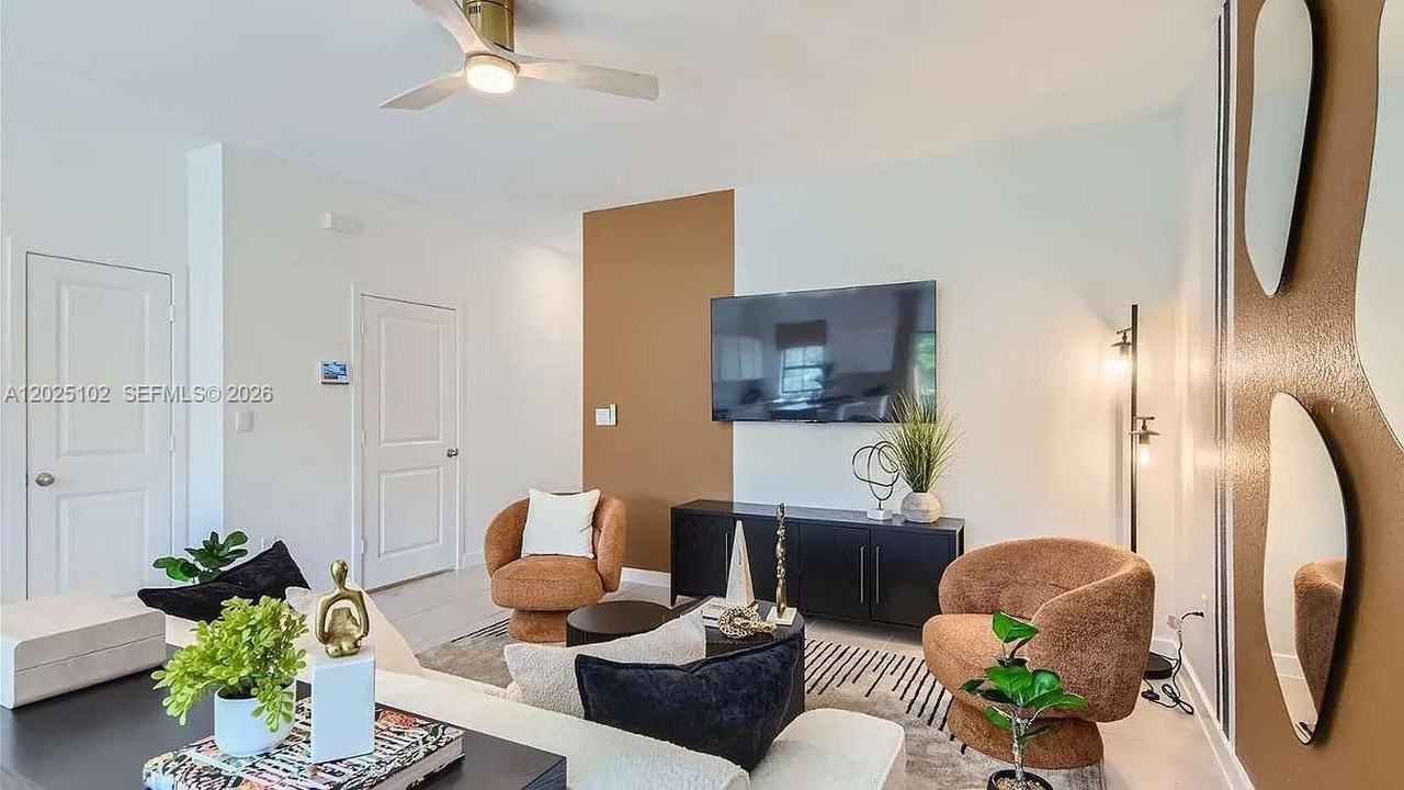 876 Nw 3rd Way - Photo 4 of 28