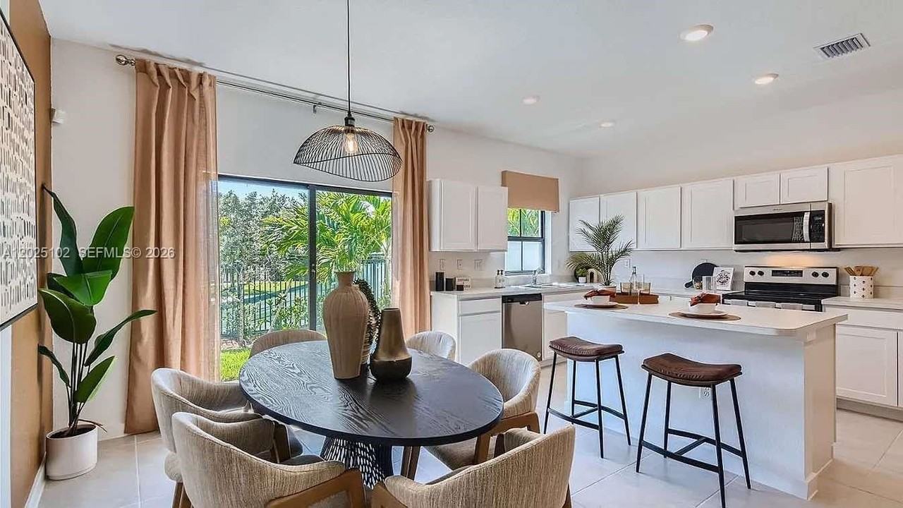 876 Nw 3rd Way - Photo 5 of 28