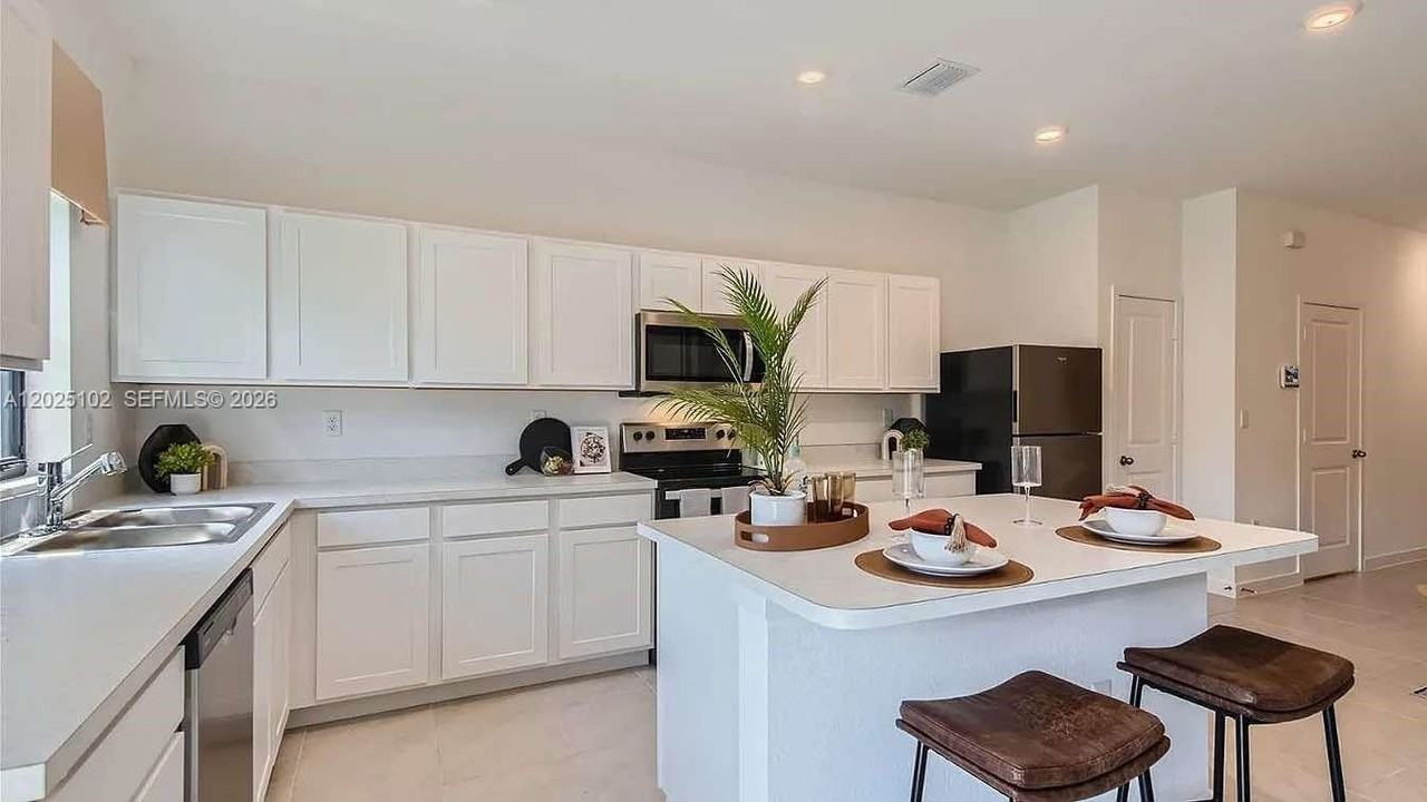 876 Nw 3rd Way - Photo 7 of 28