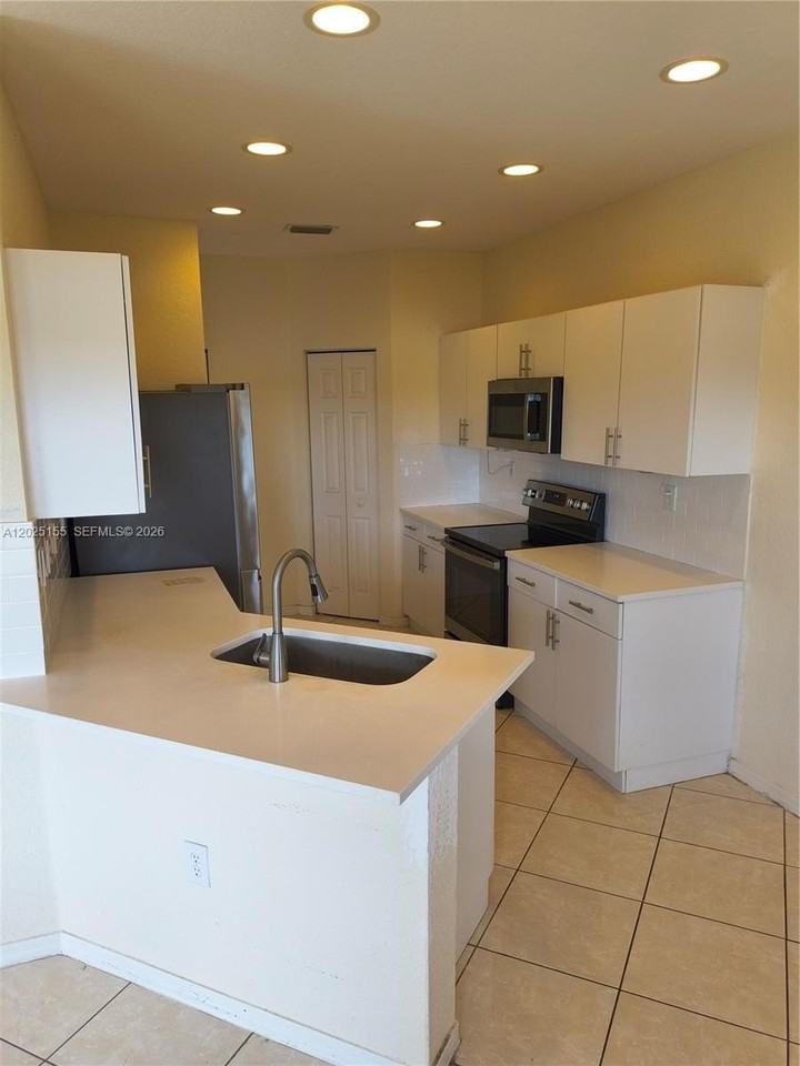 1645 Se 20th Rd #1645 - Photo 4 of 20