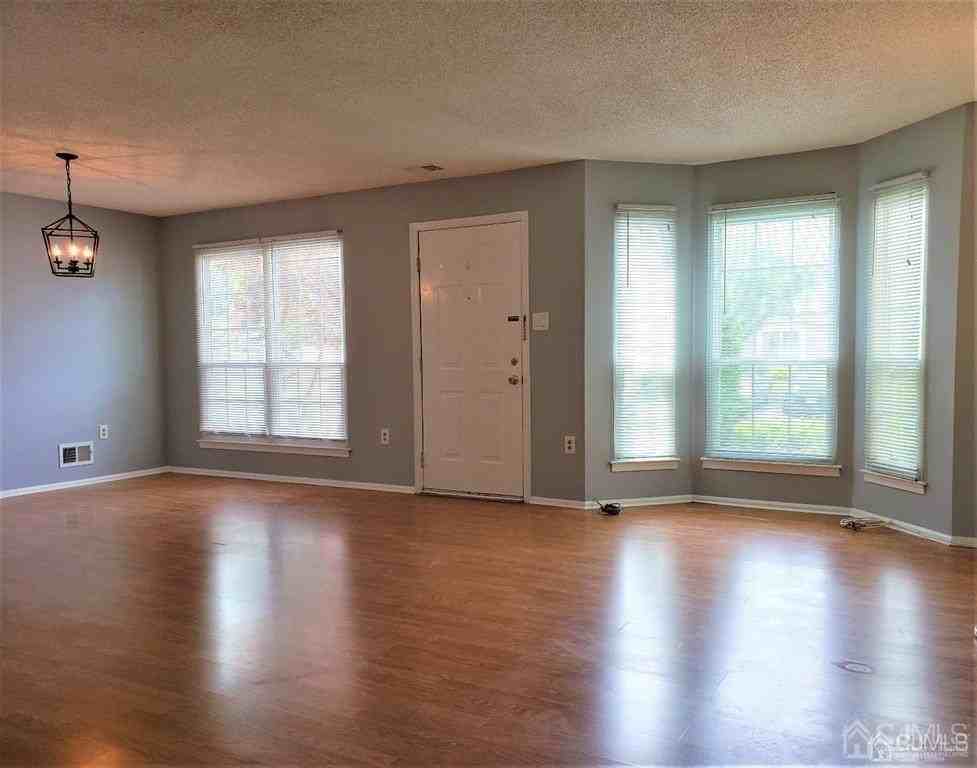 19 Goodwin Dr - Photo 2 of 8