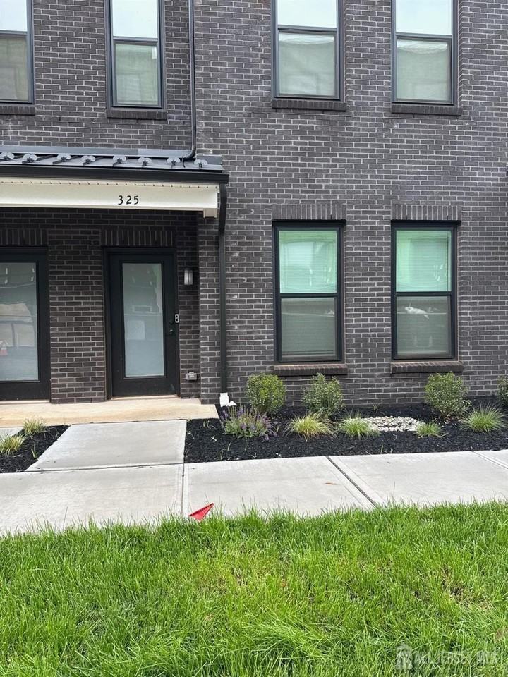 325 Sadie Cir - Photo 2 of 3