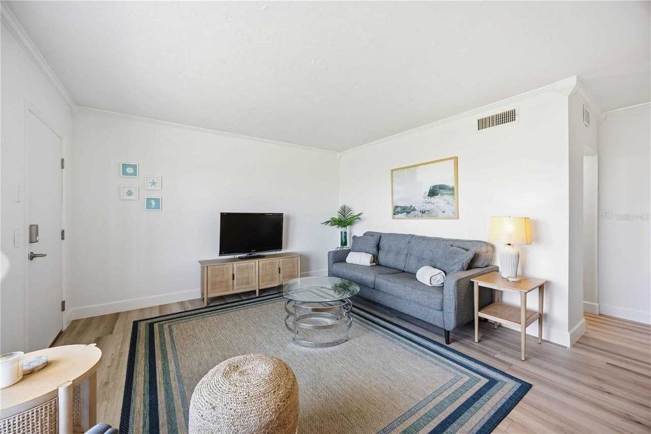 765 John Ringling Blvd #5 - Photo 6 of 50