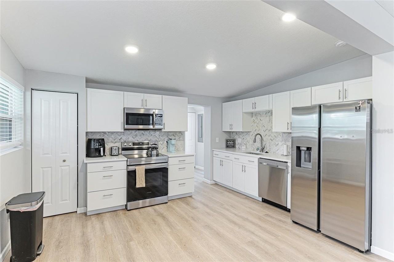 1023 Roberta St - Photo 5 of 15