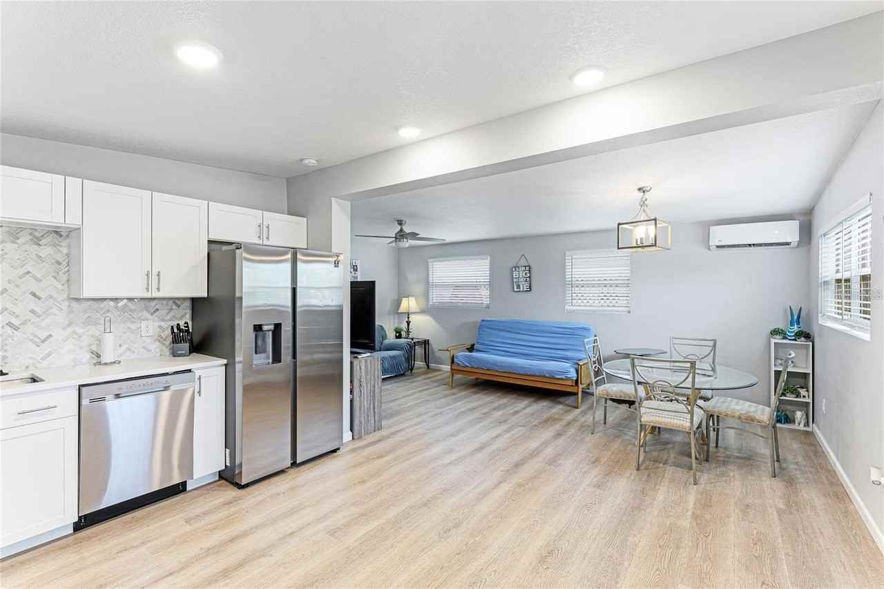 1023 Roberta St - Photo 6 of 15