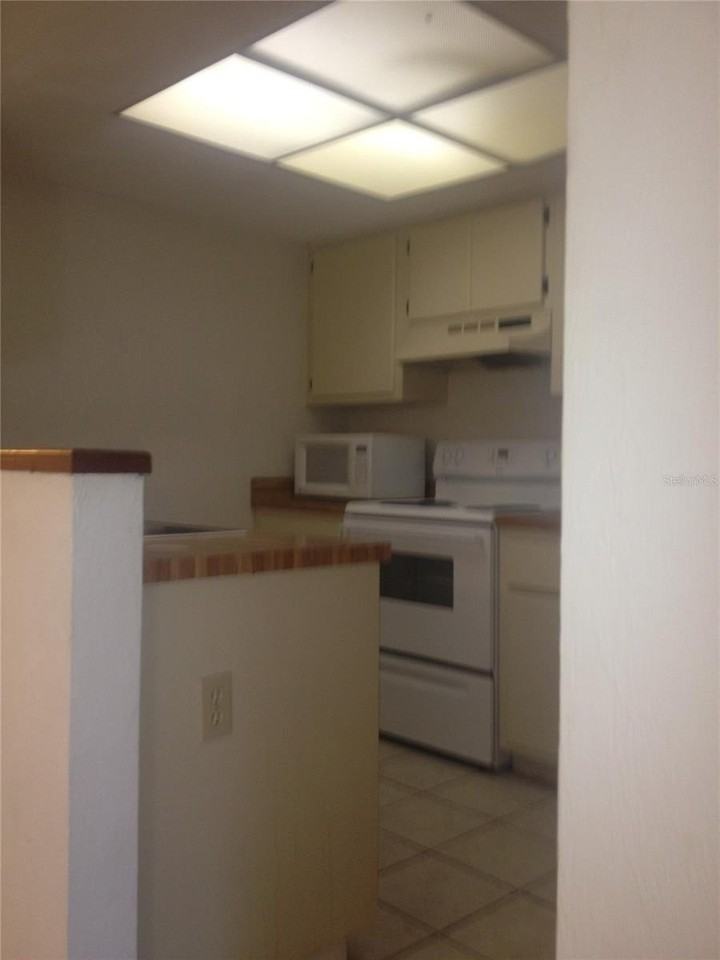 4224 Sw 70th Ter #B - Photo 4 of 12
