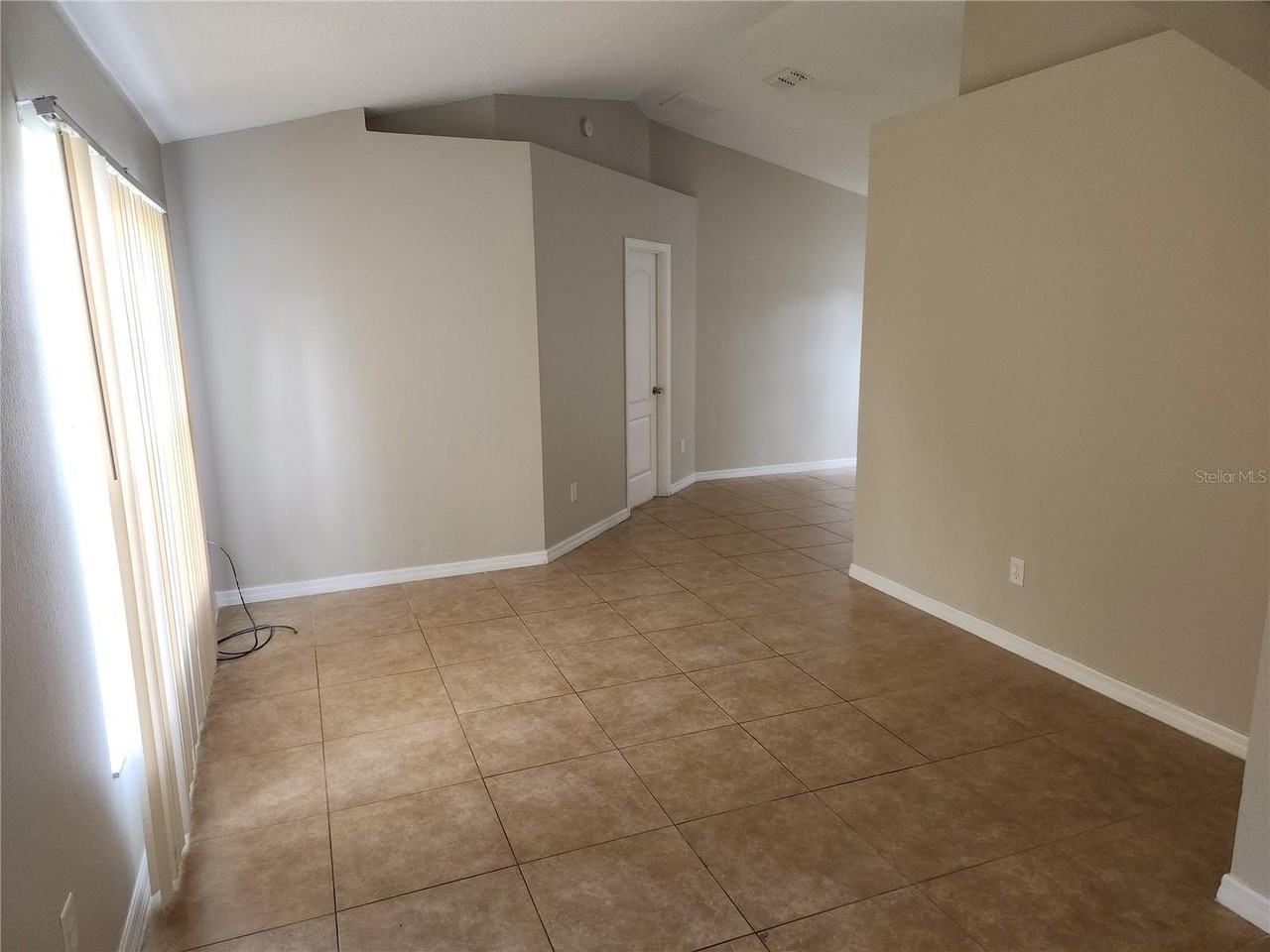 1405 Teal Ct - Photo 3 of 21