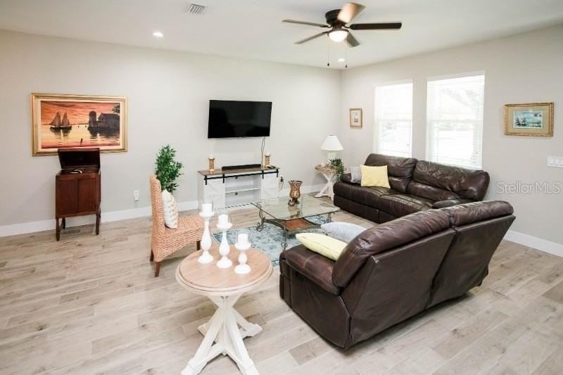 705 E Elm St - Photo 4 of 16