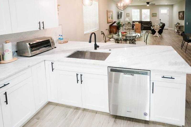 705 E Elm St - Photo 6 of 16