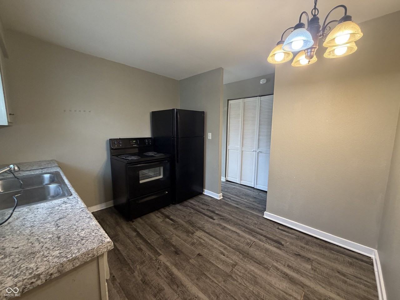 2417 N Bolton Ave - Photo 5 of 9