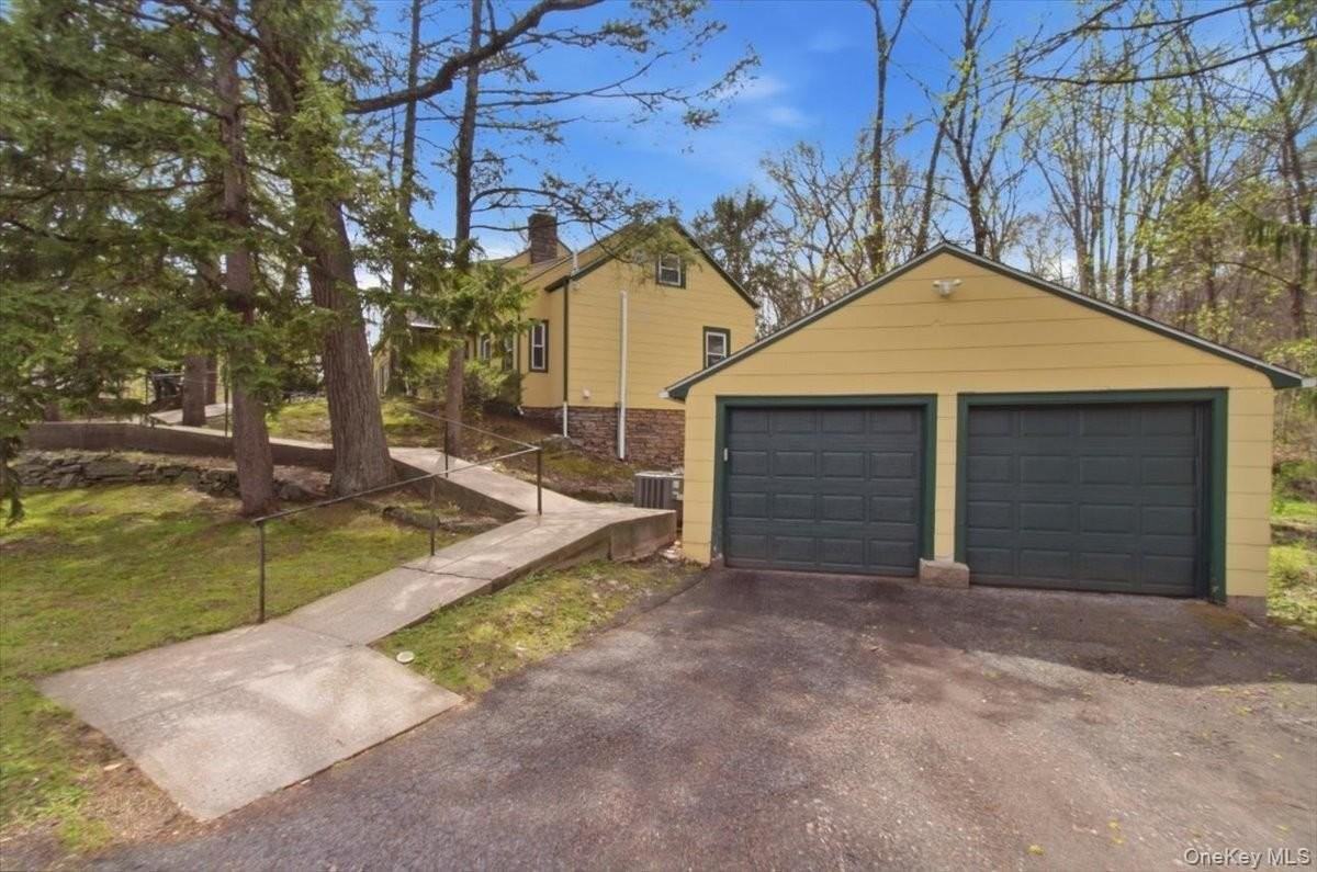 145 Saxon Woods Rd - Photo 2 of 19