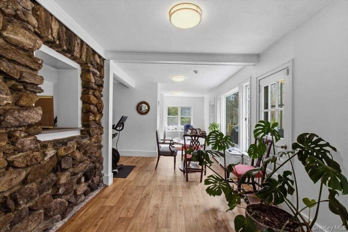 145 Saxon Woods Rd - Photo 4 of 19