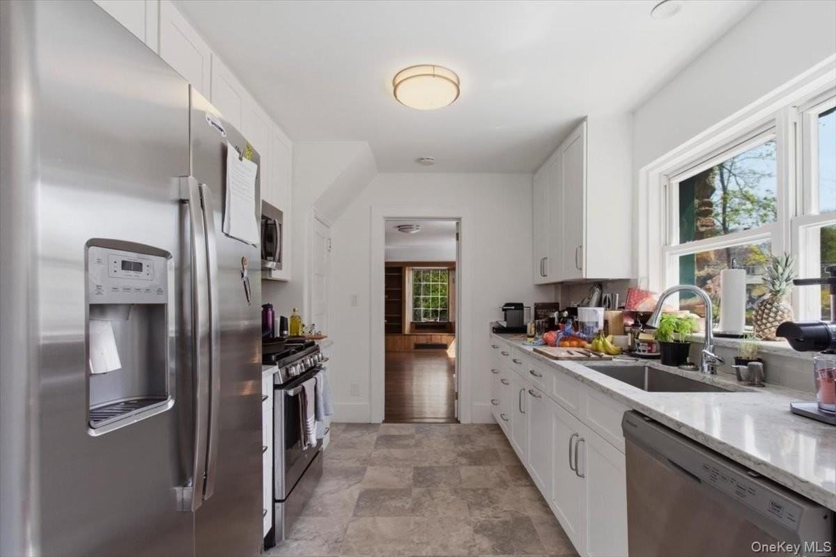 145 Saxon Woods Rd - Photo 5 of 19