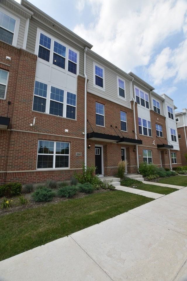 2945 Showplace Dr - Photo 2 of 50