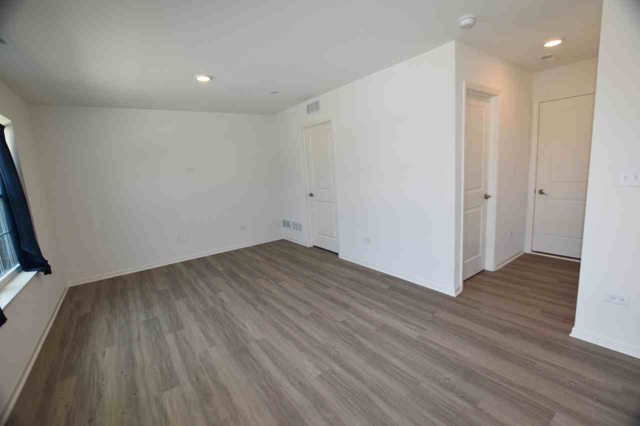 2945 Showplace Dr - Photo 4 of 50