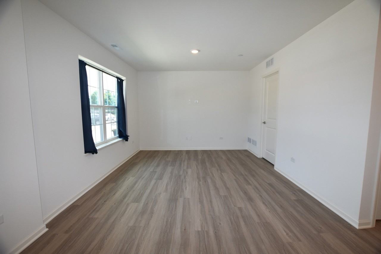 2945 Showplace Dr - Photo 5 of 50