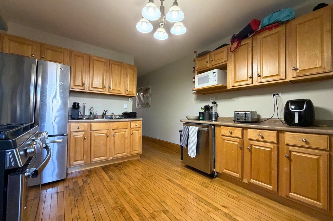 1016 W Oakdale Ave #1 - Photo 5 of 14
