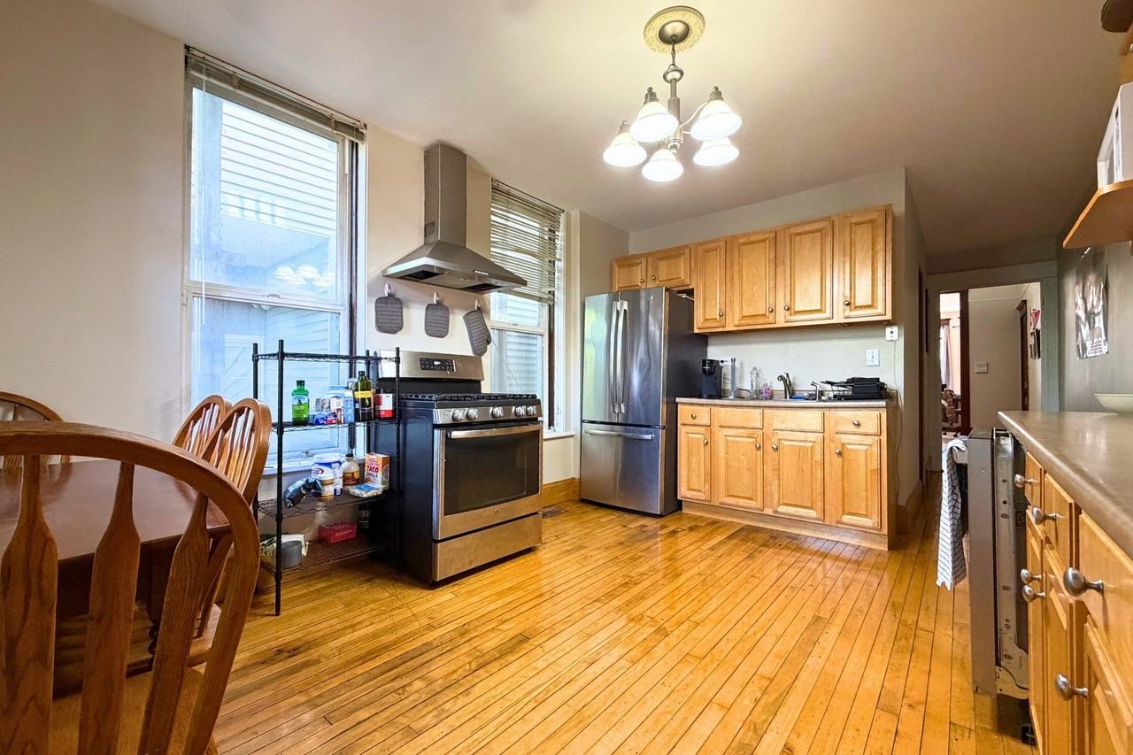 1016 W Oakdale Ave #1 - Photo 7 of 14
