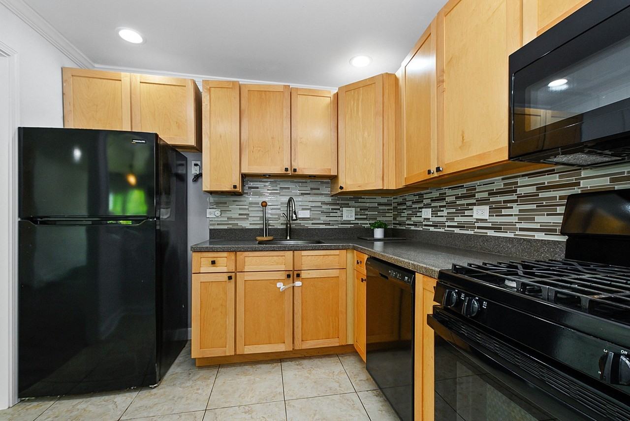 16W540 Lake Dr #9A201 - Photo 4 of 11