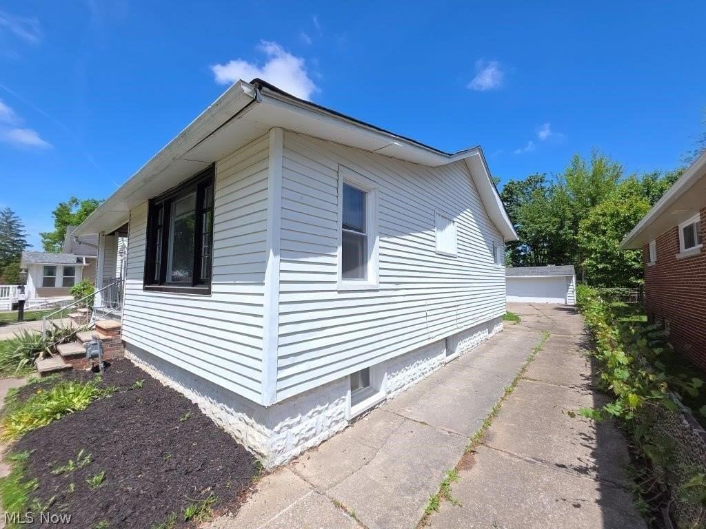 20632 Woodstock Ave - Photo 3 of 25
