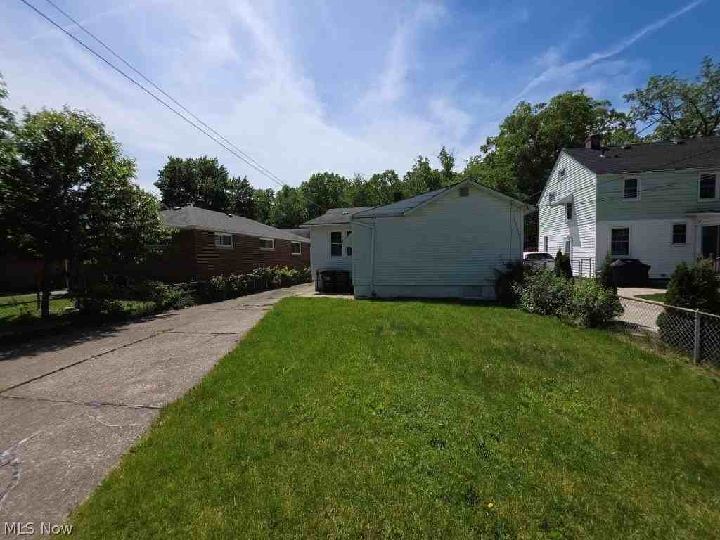 20632 Woodstock Ave - Photo 5 of 25