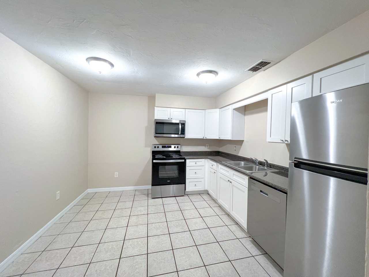 703 Sw 69th Ter #B - Photo 2 of 8