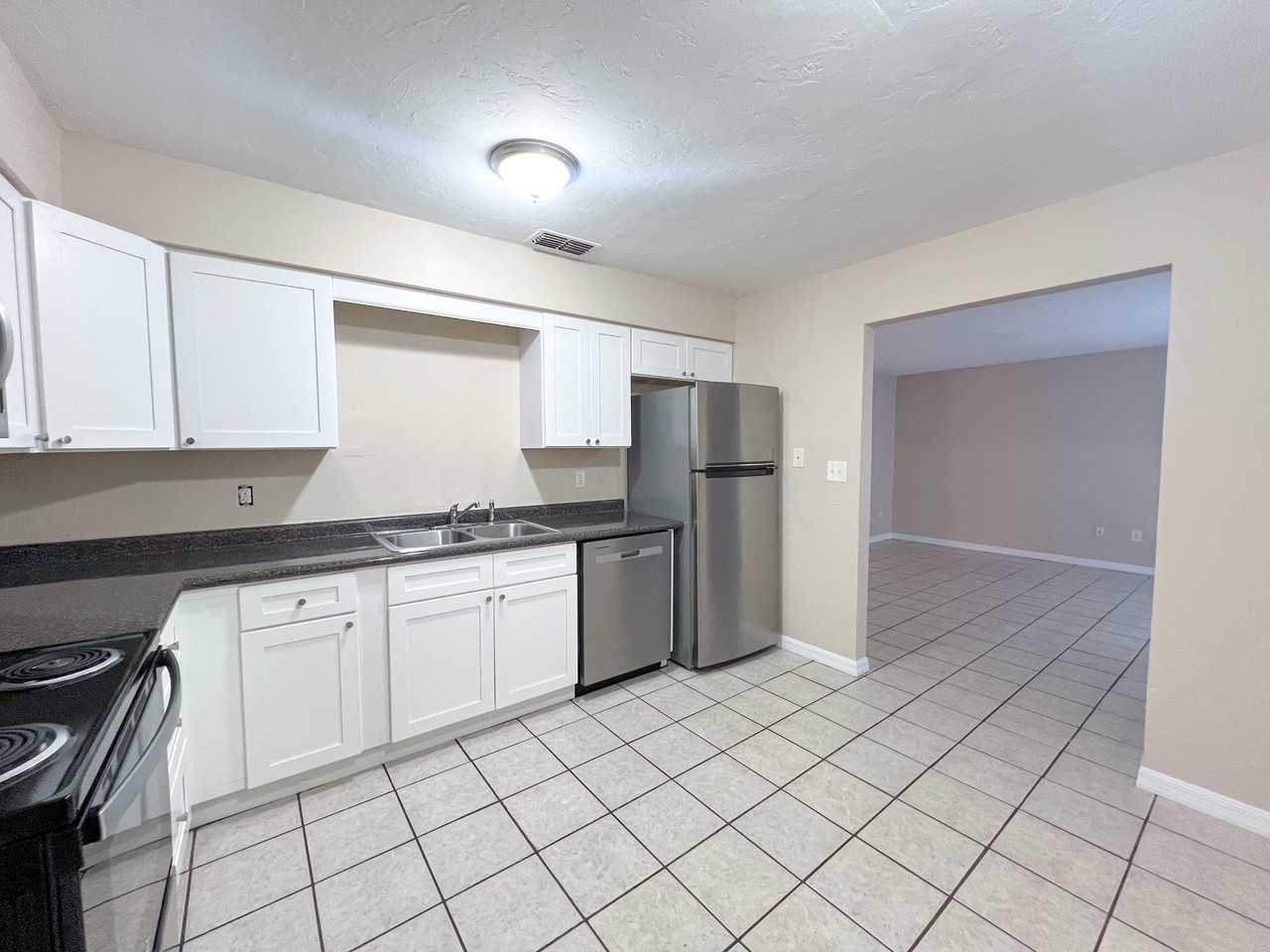 703 Sw 69th Ter #B - Photo 3 of 8