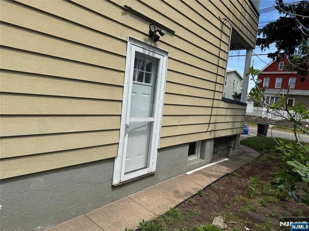 138 Carlton Ave - Photo 2 of 14